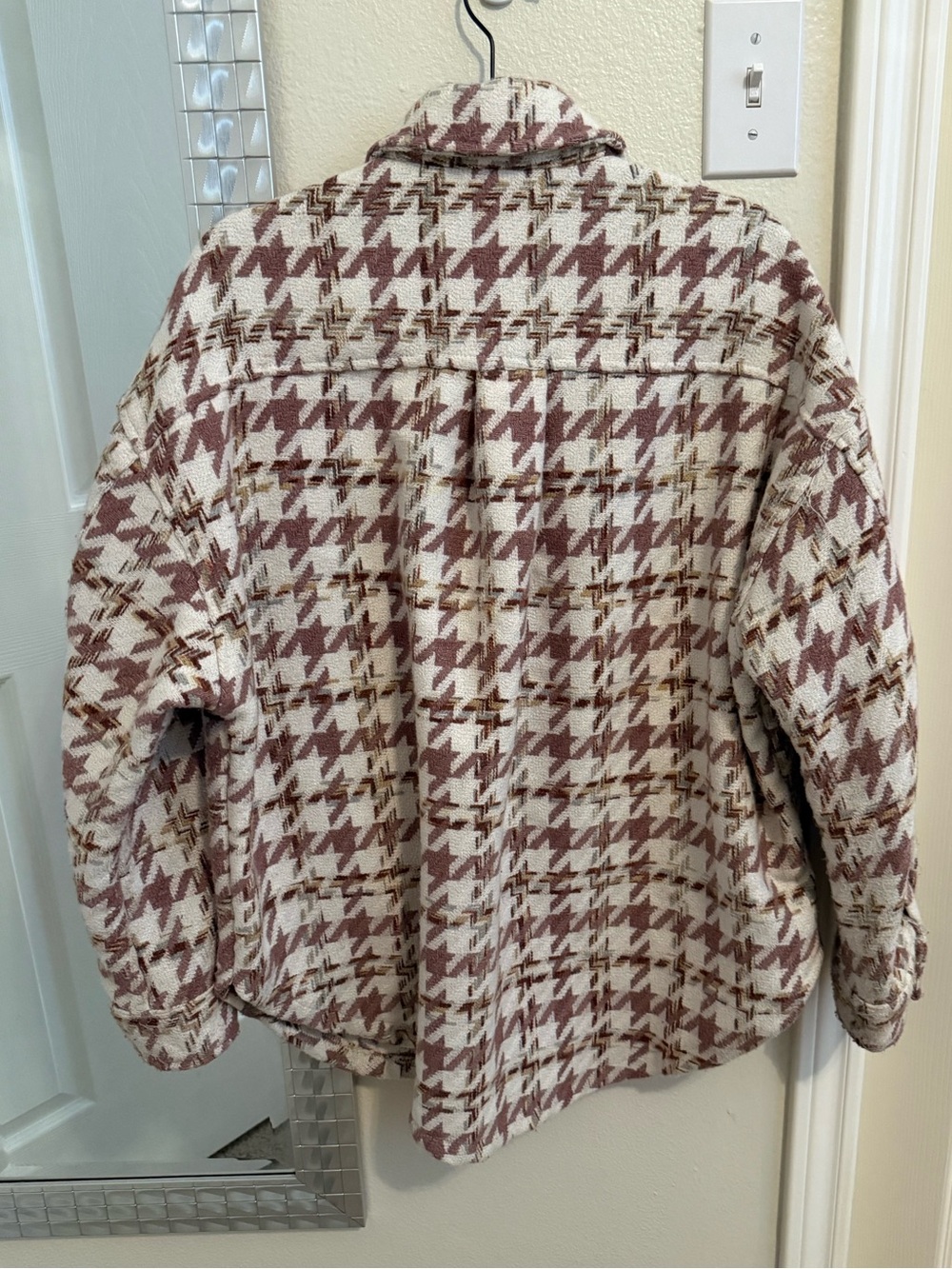 Listiole Houndstooth Shacket Jacket in Cream and Dusty Rose - Size Small - Picture 4 of 4